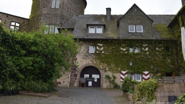 A historic building with a round tower, stone walls, and ivy-covered windows. - Fantastic Apartment in Reinhardshagen (Reinhardshagen)