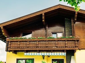 A two-story wooden building with a balcony. - Apartment Near Petzen Ski Slopes (Gallizien)