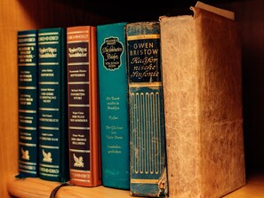 A collection of books on a shelf. - Apartment Near Petzen Ski Slopes (Gallizien)