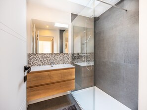 Villa | Bathroom - Garden Villa Steps From Beaches (Koksijde)