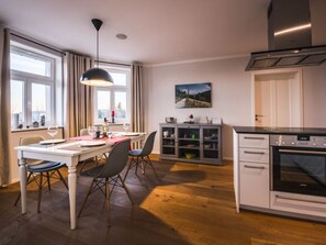 Maison | Cuisine privée | Four, bouilloire électrique, grille-pain, chaise haute