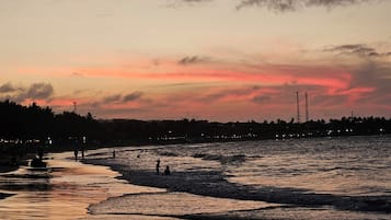 Sulla spiaggia, lettini da mare, teli da spiaggia