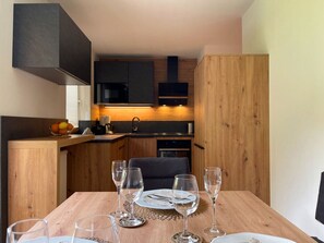 Apartment | Eigene Küche | Ofen, Wasserkocher, Toaster, Kochgeschirr/Geschirr/Besteck