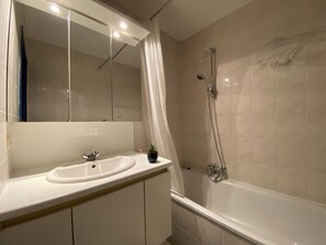 Bathroom - Apartment in Nieuwpoort Near Beach (Nieuwpoort)