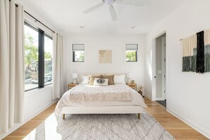 1 habitación, escritorio, tabla de planchar con plancha y cuna de viaje 