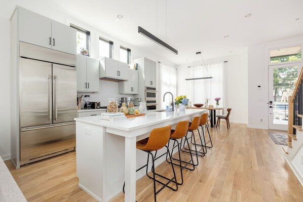 Fridge, microwave, oven, stovetop - Huge Elegant 1 Bd - Big Living space, Free Parking, 5 Min to Broadway (Nashville)