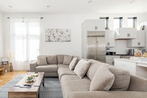 Smart TV - Huge Elegant 1 Bd - Big Living space, Free Parking, 5 Min to Broadway (Nashville)