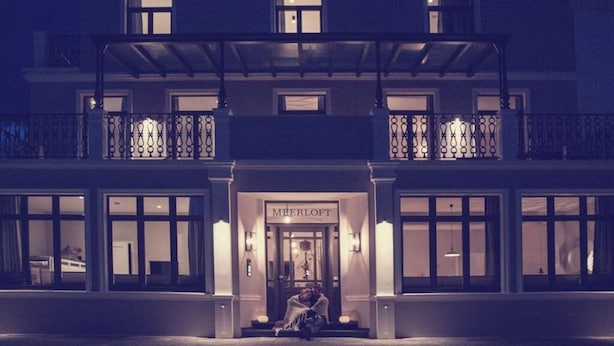 A multi-story hotel with a prominent entrance labeled "MEERLOFT." - 8 in het Huis Meerloft (Norderney)