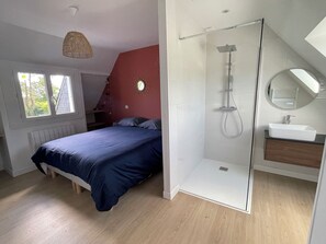4 Schlafzimmer, Schreibtisch, Bügeleisen/Bügelbrett, Reisekinderbett