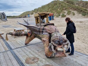 Eine Holzterrasse mit einem großen, alten Fahrzeug.