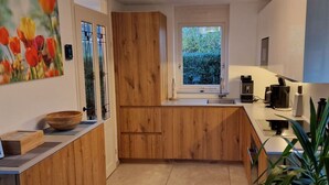 Une cuisine moderne avec des meubles en bois, une fenêtre et un évier.