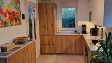 Maison | Cuisine privée | Four, bouilloire électrique, grille-pain, chaise haute