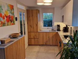 Maison | Cuisine privée | Four, bouilloire électrique, grille-pain, chaise haute