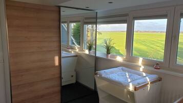 Maison | Cuisine privée | Four, bouilloire électrique, grille-pain, chaise haute