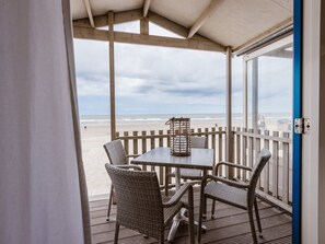 Outdoor dining - Holiday Home in Wijk aan Zee by the Beach (Wijk aan Zee)