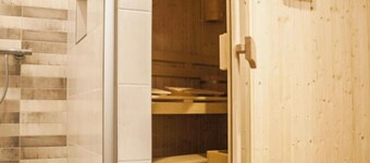 Large Haussee Modern Retreat