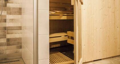 Large Haussee Modern Retreat