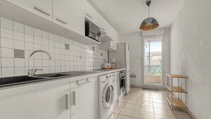 Cafetera y tetera, refrigerador, microondas y horno 