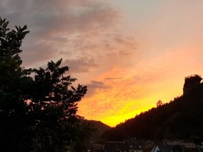 A sunset over a residential area with houses and trees. - Haus Edith Modern Retreat (Lug)
