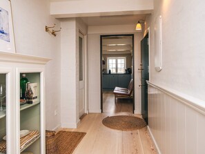 A hallway with a wooden floor, a bench, a door, and a window. - 6 Person Holiday Home in Fano (Fano)