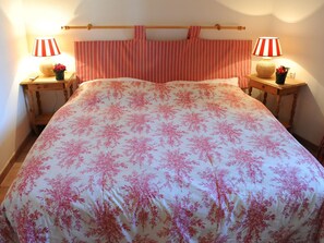 2 Schlafzimmer, individuell eingerichtet, BĂŒgeleisen/BĂŒgelbrett