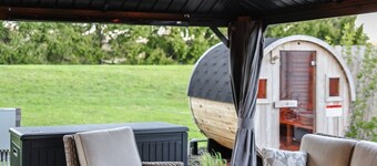 Egg Harbor Escape| Cedar Sauna | Hot Tub| Privacy|