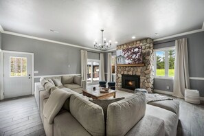 Smart TV, fireplace - Egg Harbor Fall & Winter Escape| Sauna| Hot Tub. (egg harbor)