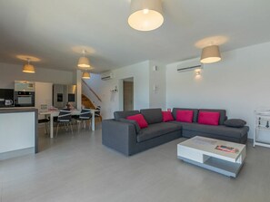 Villa | Private kitchen | Oven, electric kettle, toaster, highchair - Villa Stefanja Comfortable Holiday Residence (Vodnjan)