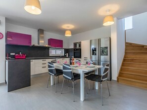 Villa | Eget kök | Ugn, vattenkokare, brödrost och barnstol