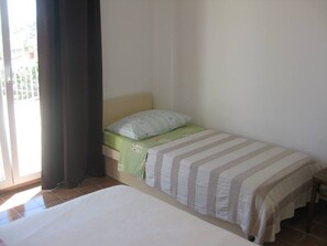 1 habitación y tabla de planchar con plancha
