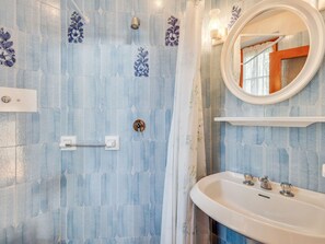 Bathroom - Spacious Holiday Home in Marciaga With Garden (Costermano sul Garda)