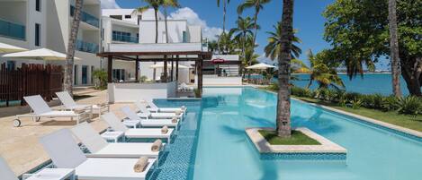 Una piscina al aire libre