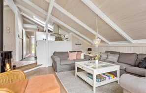 TV, fireplace - Gorgeous home in Strandby with WiFi (Strandby)