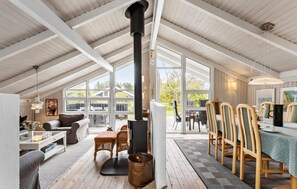 Una televisión, una chimenea