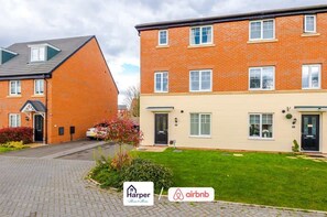Exterior - Spacious 5BR Chester | Group & Contractor Stays (Cheshire West and Chester)