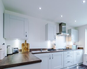 Fridge, microwave, oven, stovetop - Prime location/3Storey 5Bed Semi/Spacious/Driveway (Cheshire West and Chester)