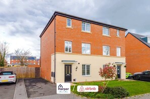 Exterior - Spacious 5BR Chester | Group & Contractor Stays (Cheshire West and Chester)
