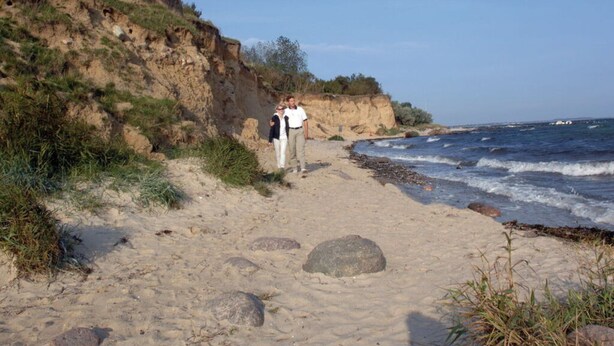 A sandy beach with rocky outcrops and a cliff. - Riechey Comfortable Holiday Residence (Fehmarn)
