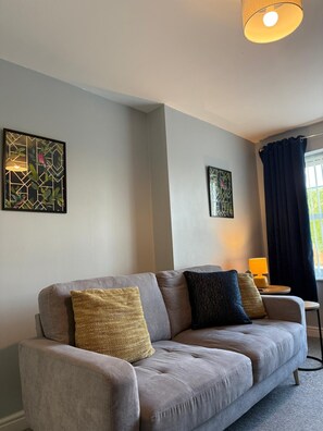 TV, offices - Charming 5BR Hawarden Sleeps 10 | Contractor Stays (Hawarden)