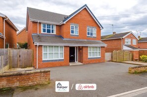 Exterior - Charming 5BR Hawarden Sleeps 10 | Contractor Stays (Hawarden)