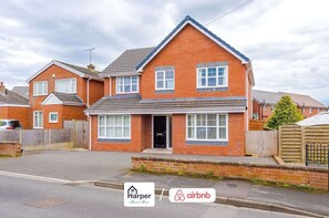 Exterior - Charming 5BR Hawarden Sleeps 10 | Contractor Stays (Hawarden)