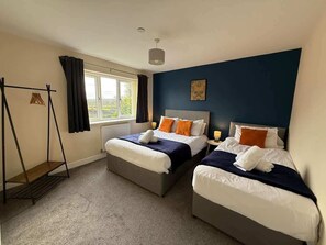 5 bedrooms, iron/ironing board, travel cot, free WiFi - Charming 5BR Hawarden Sleeps 10 | Contractor Stays (Hawarden)