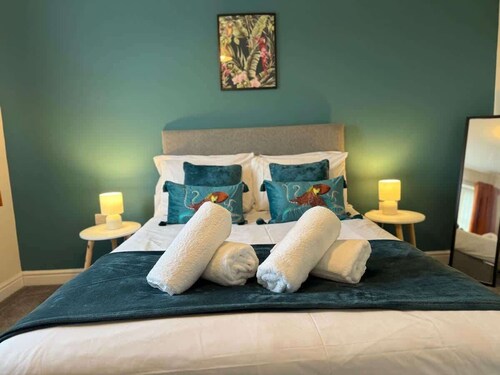 Charming 5BR Hawarden Sleeps 10 | Contractor Stays