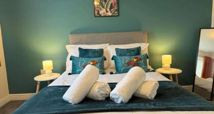 Charming 5BR Hawarden Sleeps 10 | Contractor Stays