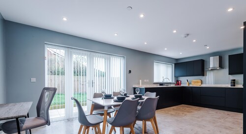 Hawarden Very Spacious/ Detached/5 bed Driveway