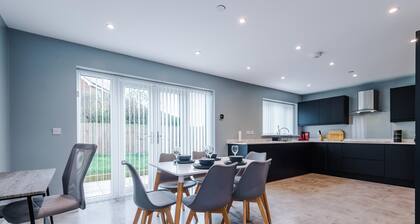 Hawarden Very Spacious/ Detached/5 bed Driveway