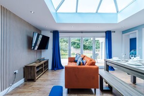 Una televisión, una chimenea, una mesa de tenis de mesa