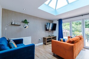 Una televisión, una chimenea, una mesa de tenis de mesa