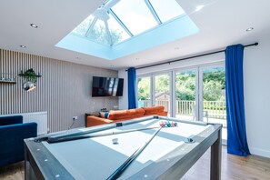 Fernseher, Kamin, Tischtennisplatte