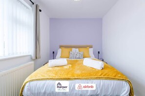 4 bedrooms, iron/ironing board, travel crib, free WiFi - Charming 4BR Sleeps 8 Parking | Contractor Stays (Hawarden)